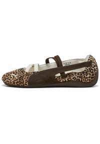 Leopardmønstret flad sko med brune ruskindskanter, dobbelt elastiske remme og en struktureret gummisål for godt greb og fleksibilitet.