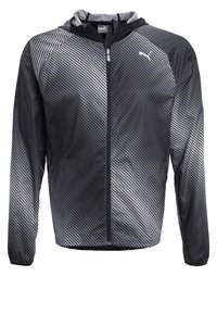 Giacca con cappuccio nera e grigia, caratterizzata da un motivo a strisce diagonali, con zip completa e polsini elasticizzati. Materiale leggero e resistente all'acqua.