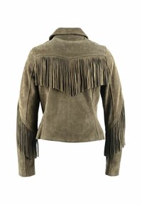 Hnedá semišová bunda s detailmi strapcov cez chrbát a rukávy, s výrezovým golierom a priliehavým strihom.