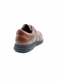 Baskets en cuir marron avec un fini lisse, bout rond, col rembourré et semelle en caoutchouc noir. Lacets et détails de conception minimalistes.