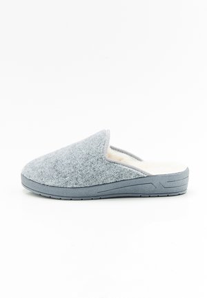 Chausson gris avec un intérieur doux et blanc. Présente un design à profil bas et une semelle en caoutchouc texturée pour une meilleure adhérence et un confort optimal.