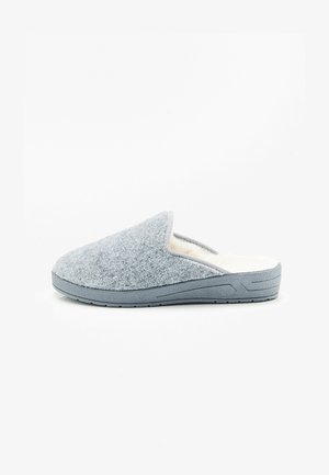 Pantofola grigia con rivestimento interno morbido e bianco. Presenta un design a profilo basso e una suola in gomma testurizzata per aderenza e comfort.