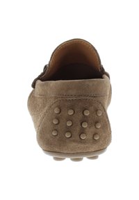 Braune Wildleder Slipper mit einer strukturierten Rückseite, die gummierte Punkte für besseren Halt und eine glatte Sohle aufweist. Minimales Design, abgerundete Form, keine sichtbaren Verzierungen.