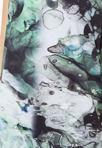 Tela abstracta con una mezcla de colores verde, negro y blanco. Presenta formas y texturas fluidas que asemejan patrones de mármol o acuarela.