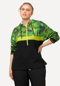 Pullover con cappuccio con un motivo astratto verde e nero, dotato di chiusura con zip, striscia accentuata gialla e materiale nero testurizzato.