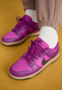 Nike Sportswear DUNK - Tenisky - viotech/black/hot fuchsia/khaki