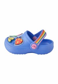 Blauer Gummischuh mit einer strukturierten Oberfläche, der bunte, verspielte Verzierungen und einen mehrfarbigen Regenbogenriemen mit einem lächelnden Blumenakzent aufweist.