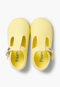 Sandali in tela gialla con design a ritagli, chiusura con fibbia e cuciture evidenti. L'interno presenta il nome del marchio stampato "Pisam."