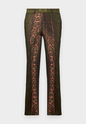 Grüne gemusterte Hosen mit einem Schlangenmusterdruck in Brauntönen und Orange, gerade geschnitten und mit einer glatten Textur.