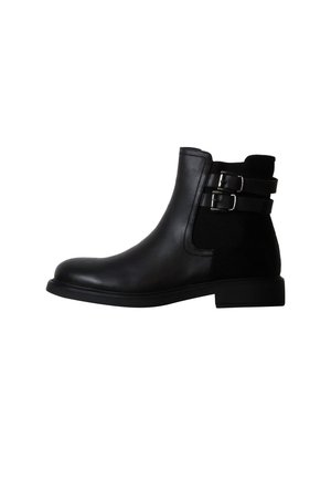 Bottine noire en cuir avec deux sangles à boucle latérales et un petit talon, vue de profil sur fond blanc.