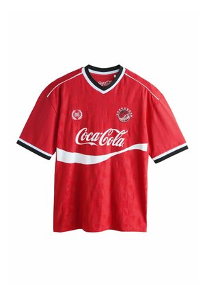 Rød sports t-shirt med korte ærmer med hvide og sorte kanter, Coca-Cola-logo foran og lille emblem med stjerner på brystet.