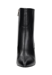 Zwarte leren enkelboot met een spitse neus, zijuitsnijding en een ritssluiting aan de achterkant. Gladde textuur en elegante silhouet.