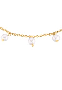 Collar de cadena de oro con tres perlas blancas, cada una con un pequeño acento dorado, que muestra un diseño delicado y clásico.