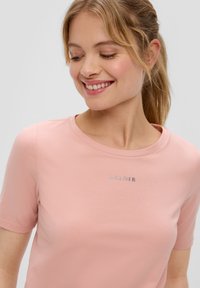 s.Oliver MIT LOGOPRINT - T-shirt basic - rosa
