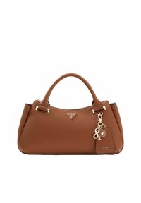 Sac à main en cuir marron avec deux poignées, ferrures dorées, plaque avec le logo Guess, et porte-clés décoratif avec breloques et étiquette de la marque.