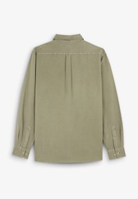 Košile s dlouhým rukávem v olivově zelené, vyrobená z měkké látky. Má sklady na zádech a manžety se zapínáním na knoflíky. Klasický design límečku.