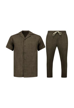 Bruine korte mouwen overhemd met knopen gecombineerd met bruine broek met trekkoord, beide gemaakt van gestructureerde stof tegen een witte achtergrond.