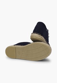 Námořnické plátěné espadrilky s juty obalenou podrážkou a gumovou spodní částí. Obsahují texturovanou, vzorovanou podrážku pro lepší přilnavost. Velikost označena jako 30.