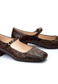 Chaussures Mary Jane en imprimé léopard marron avec un bout carré, un petit talon carré, une seule sangle avec une boucle en or, et une texture en cuir lisse.