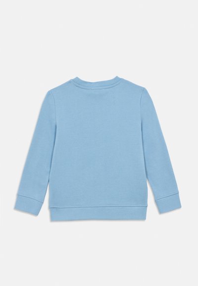 Svetlomodrá mikina s dlhými rukávmi a okrúhlym výstrihom, vyrobená z mäkkej látky, s rebrovanými manžetami a lemom a s minimálnym prešitím.