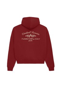 Maronfarvet hættetrøje med hvid blomsterbroderi og skriftskrift "Verdant Reverie Prohibited Clothing GmbH Berlin" på ryggen.