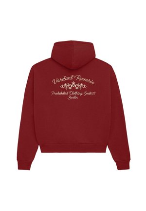 Bordová mikina s kapucňou, s bielou kvetinovou výšivkou a nápisom "Verdant Reverie Prohibited Clothing GmbH Berlin" na zadnej strane.