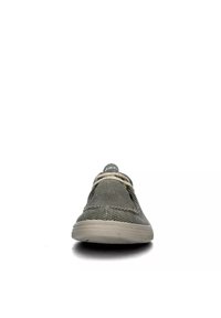 Sneaker in tessuto grigio con texture in mesh, suola chiara, punta tonda e lacci beige. La vista frontale mette in risalto il design minimalista.