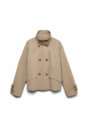 Veste beige croisée avec col haut, poignets boutonnés et poches à rabat devant, présentée sur fond blanc.