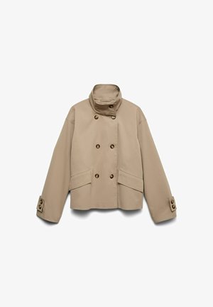 Veste beige croisée avec col haut, poignets boutonnés et poches à rabat devant, présentée sur fond blanc.