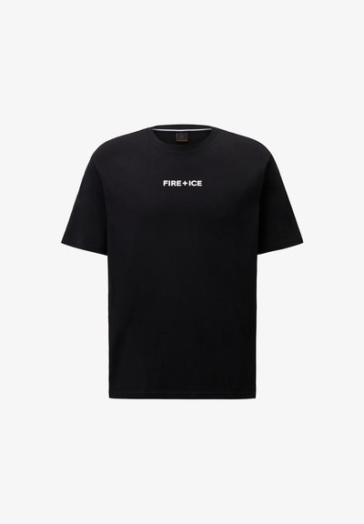 Schwarzes T-Shirt aus Baumwolle mit Rundhalsausschnitt. Auf der Vorderseite steht der weiße Text "FIRE + ICE". Kurze Ärmel und lockere Passform.