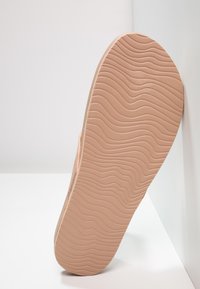 Reef CUSHION COURT - Sandale cu baretă între degete - rose gold
