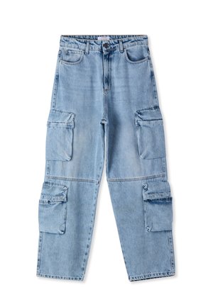 Pantaloni cargo in denim azzurro chiaro con numerose tasche a patta sulle cosce e sulle gambe inferiori, passanti per cintura e chiusura a bottone in vita.