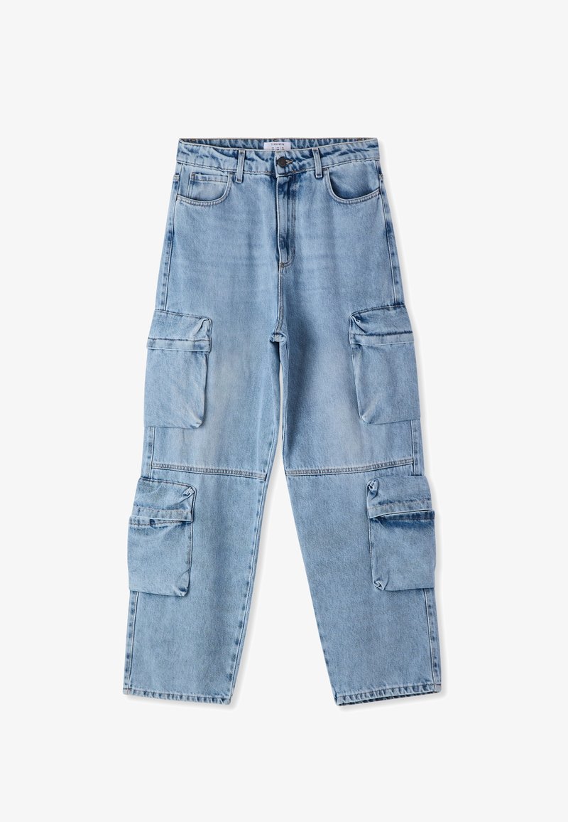 Pantaloni cargo in denim azzurro chiaro con numerose tasche a patta sulle cosce e sulle gambe inferiori, passanti per cintura e chiusura a bottone in vita.