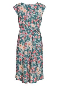 Abito floreale su sfondo teal, caratterizzato da maniche a cappuccio, una vita con cintura e vivaci motivi di fiori rosa, rossi e bianchi.