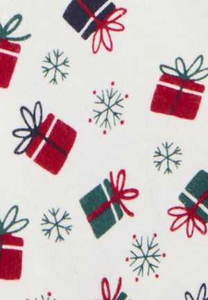 Tessuto bianco con motivi ripetuti di scatole regalo rosse e verdi, fiocchi di neve e nastri, caratterizzato da un aspetto morbido e strutturato.