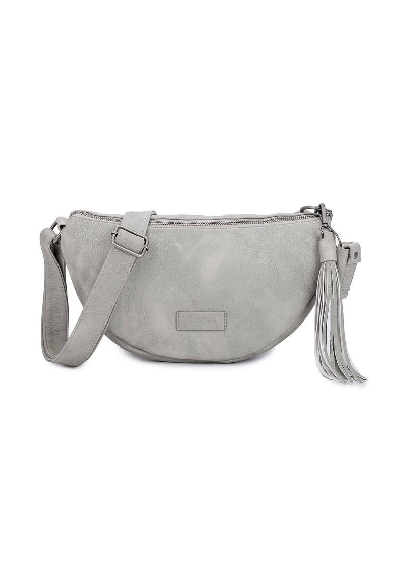 Graue Kunstleder-Crossbody-Tasche mit einem Reißverschluss, abgerundeter Form, verstellbarem Tragegurt und einem dekorativen Anhänger. Geschmeidige Textur mit minimalen Details.