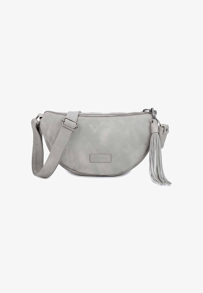 Graue Kunstleder-Crossbody-Tasche mit einem Reißverschluss, abgerundeter Form, verstellbarem Tragegurt und einem dekorativen Anhänger. Geschmeidige Textur mit minimalen Details.