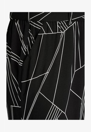 Schwarzer Stoff mit weißen geometrischen Linienmustern, mit einer Falte und einem Bund mit Gürtelschlaufen.
