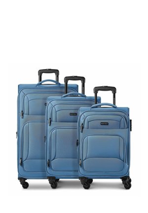Drei blaue Softshell-Koffer in unterschiedlichen Größen mit schwarzen Teleskopgriffen und jeweils vier Spinner-Rädern, nebeneinander angeordnet.