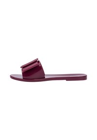 Sandalo scivoloso bordeaux realizzato in materiale lucido; presenta una fascia larga con due scanalature orizzontali come dettaglio; suola piatta.