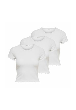 Tre t-shirt bianche a maniche corte a coste con bordi smerlati, disposte in file sovrapposte su sfondo bianco.