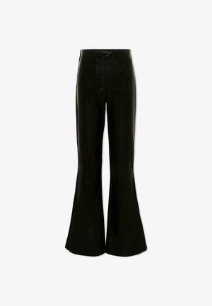 Zwarte broek met hoge taille en wijde pijpen van gladde stof met een rits aan de voorkant op een witte achtergrond.