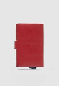 Rode leren portemonnee met een strak, rechthoekig ontwerp, een gladde textuur en subtiele stiksels, voorzien van een drukknopmechanisme aan de onderkant.