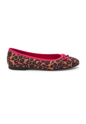 Zapato de ballet plano con estampado de leopardo marrón y negro, ribete rosa brillante y un pequeño lazo en la puntera, visto de lado.