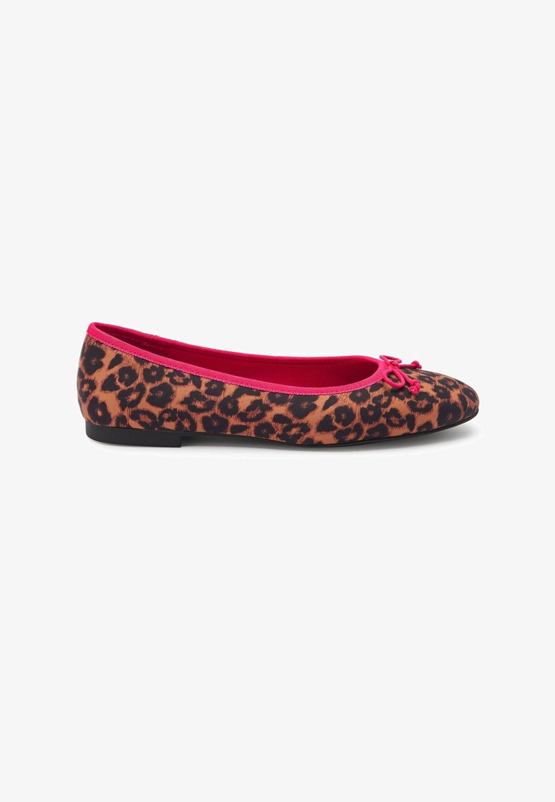 Chaussure de ballet plate avec imprimé léopard marron et noir, bordure rose vif et petit nœud sur l'avant, vue de profil.