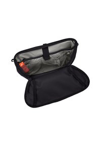Borsa nera con zip aperta per rivelare un interno grigio, dotato di tasca a rete e divisorio in tessuto. Texture liscia, forma rettangolare compatta.
