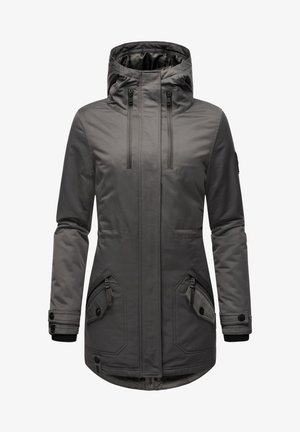 Parka grigia isolata con cappuccio, chiusura con zip, due tasche laterali angolate, polsi elasticizzati e dettagli di cucitura sottile. Texture morbida.