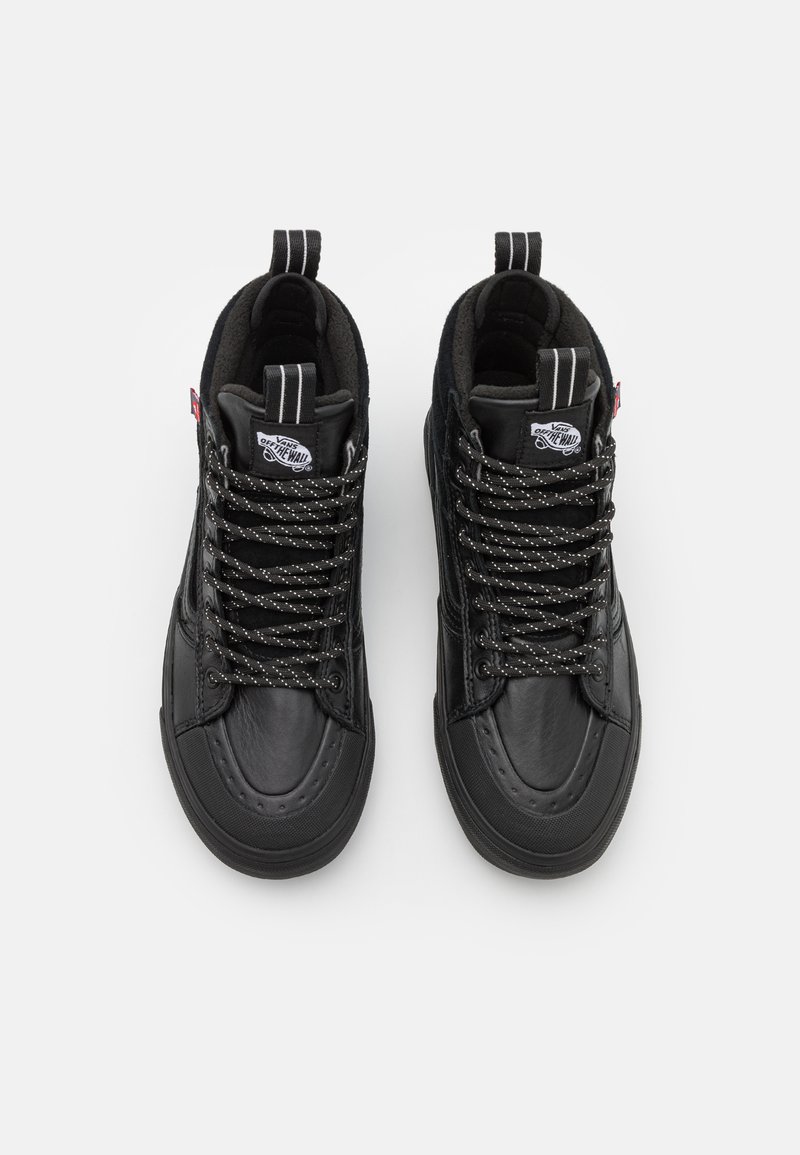 Czarne sneakersy za kostkę z cholewką wykonaną z skóry i tekstyliów, z wyściełanym kołnierzem, wzorzystymi sznurówkami oraz naszywką z logiem na języku.