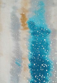 Textielmateriaal met een aquarelpatroon in tinten turquoise, beige en grijs, geaccentueerd met verspreide witte stippen.