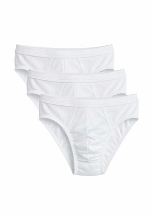 Tre slip da uomo in cotone bianco ordinatamente impilati su uno sfondo bianco semplice.